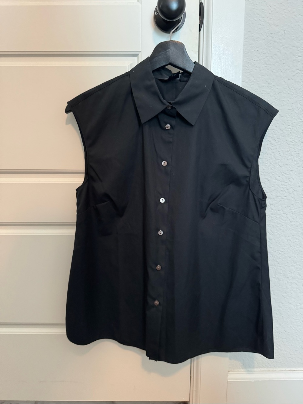 Club Monaco Black Sleeveless Button-Down Shirt